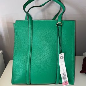 NWT green medium sized purse 💚✅🌿